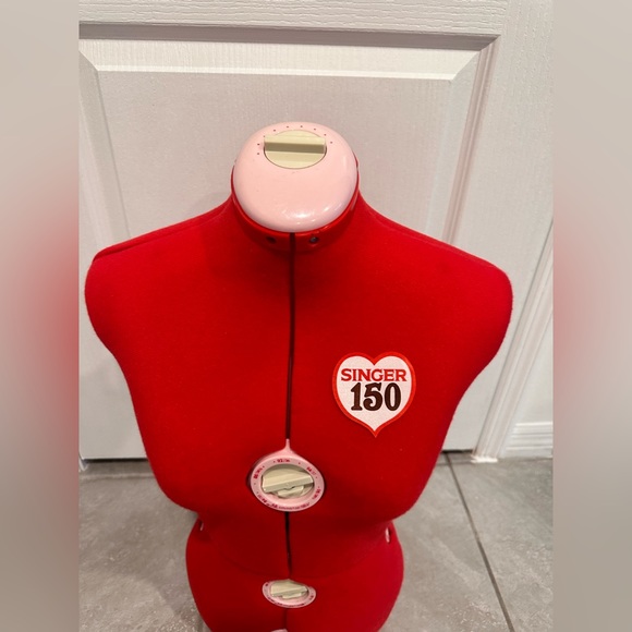 **Sold** Singer 150 red dress form adjustable sizes - Picture 5 of 5